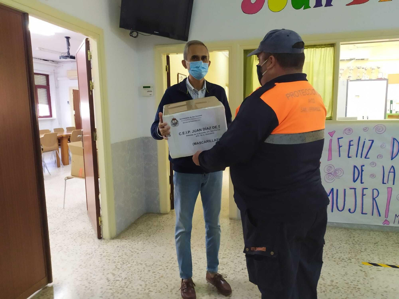 Entrega de mascarillas a uno de los colegios.