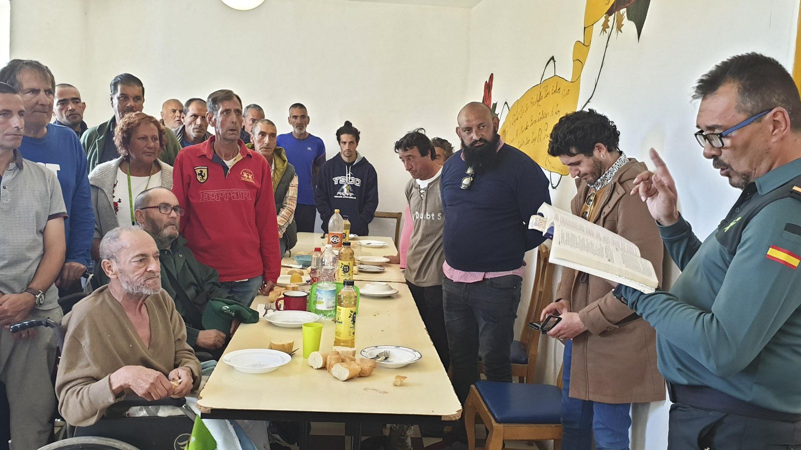 El guardia civil bendice la mesa en La Casa de la Buena Vida El guardia civil bendice la mesa en La Casa de la Buena Vida