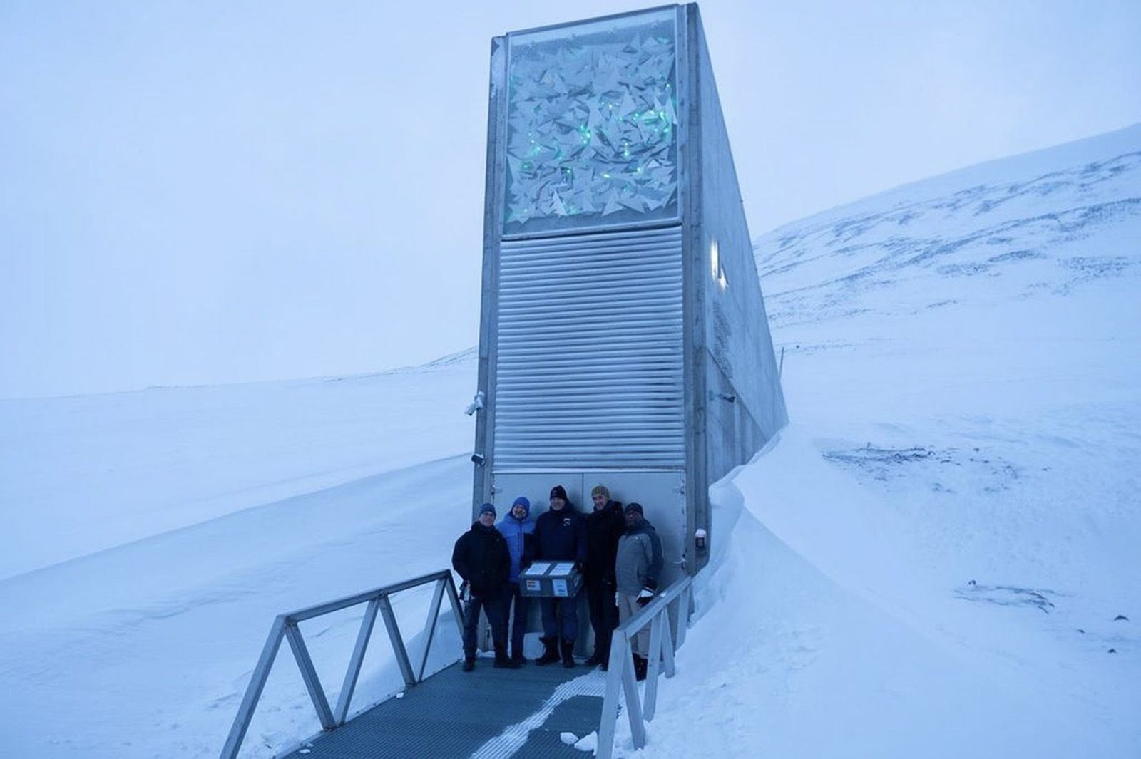Una delegación internacional con miembros de la UCO y el COI realiza el acto simbólico de entrega de las semillas en Noruega.