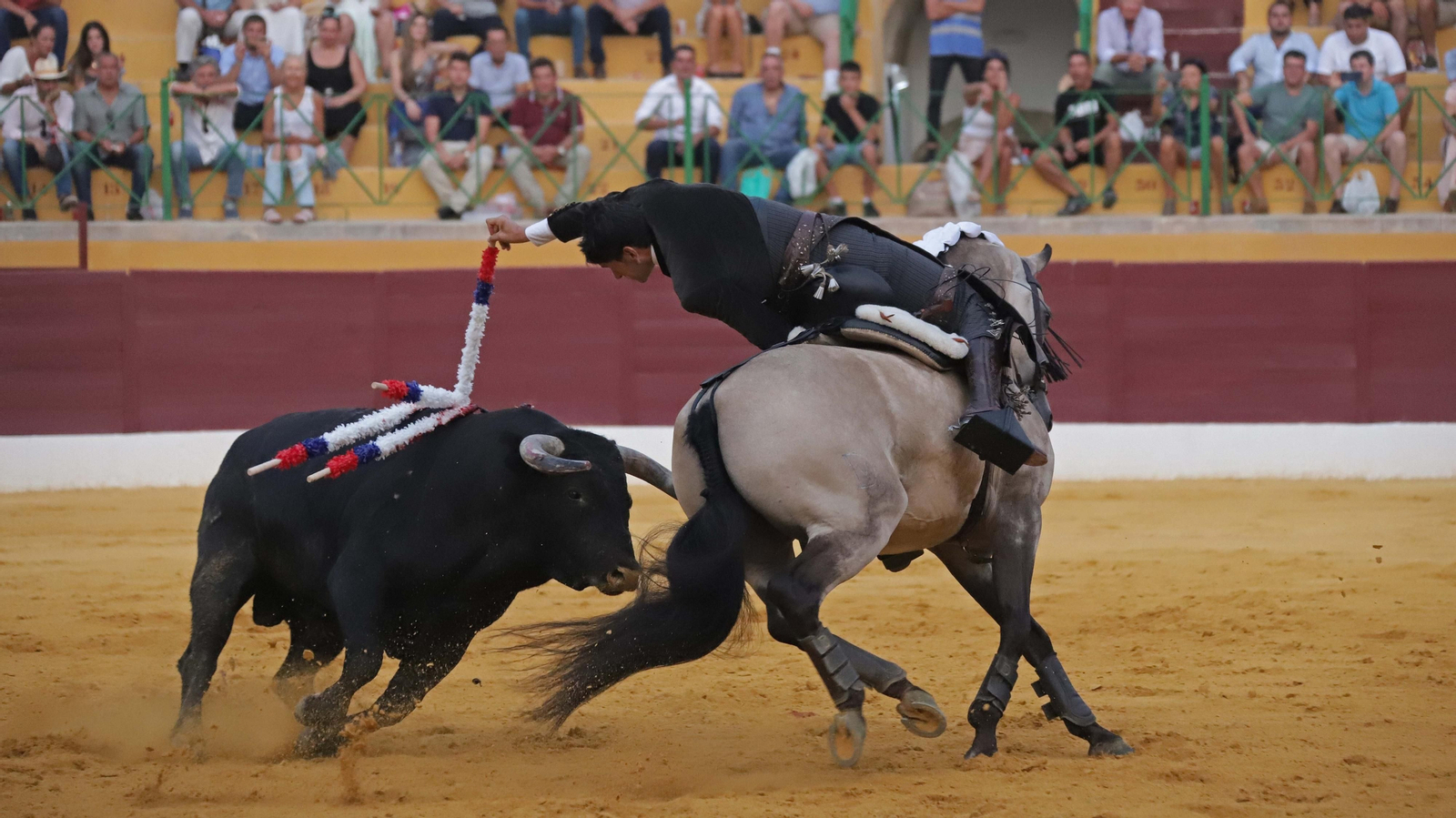Fotos de la corrida del jueves de la Feria de La Línea: Diego Ventura, José María Manzanares y Roca Rey