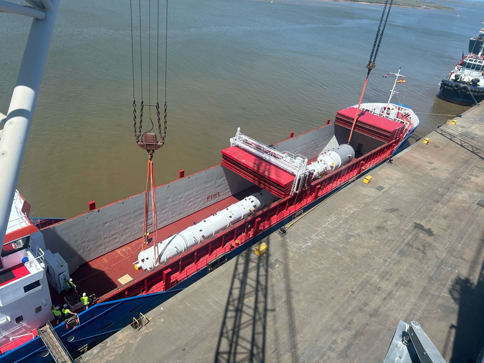 La columna, a su llegada al Puerto de Huelva.
