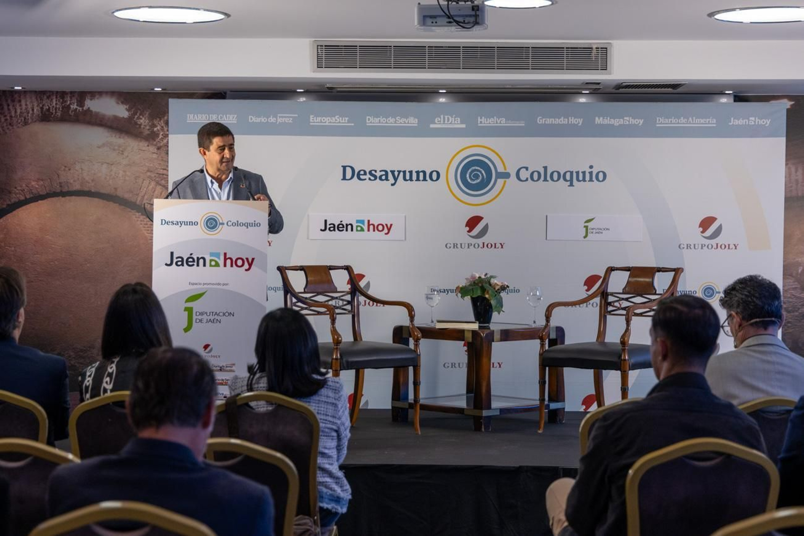 Desayuno y presentación del escritor Manuel Vilas en un encuentro literario dedicado a una de las últimas obras de este autor, 'El mejor libro del mundo'