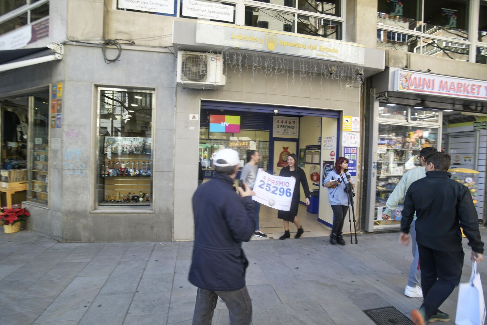 La celebración del Cuarto premio de la Lotería de Navidad en la Gran Vía de Granada, en imágenes