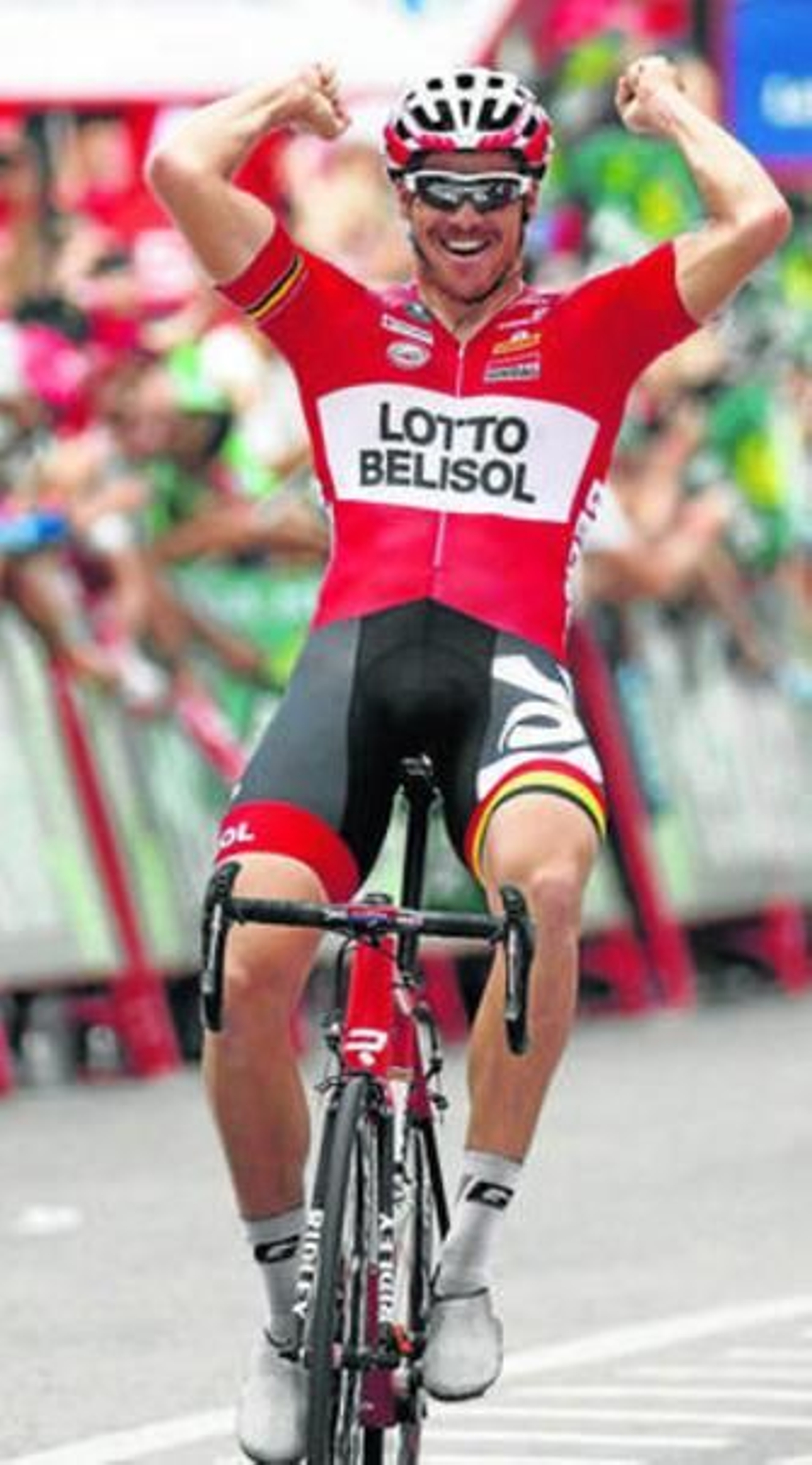 Adam Hansel celebra su victoria de etapa.