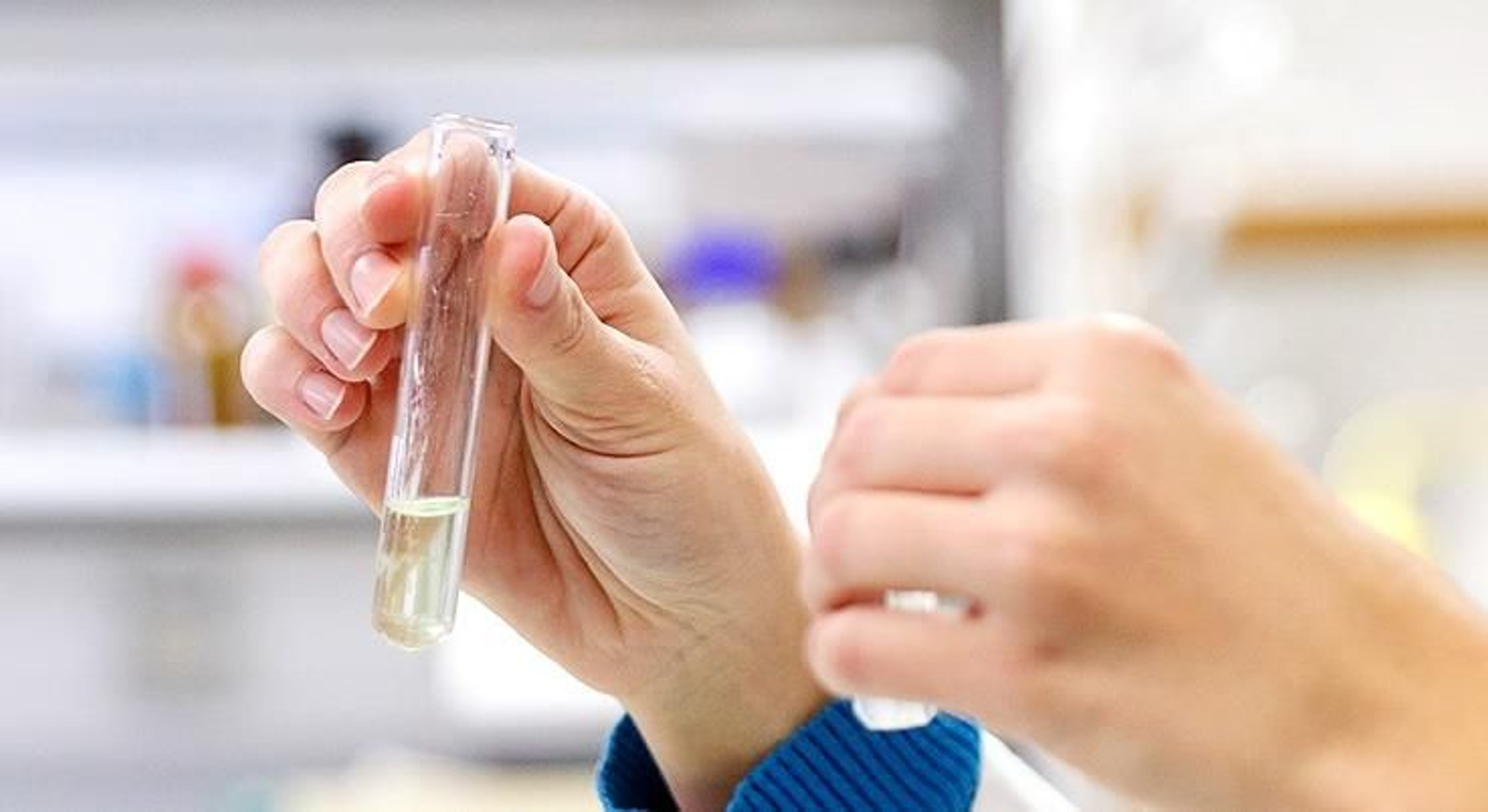 Investigadores trabajando con probetas.