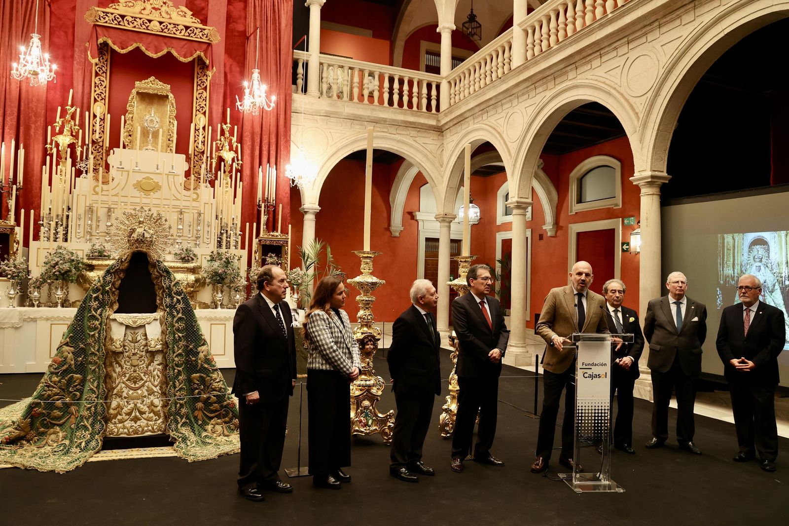 Exposición Ofrenda. Rosa. Corona. Beso