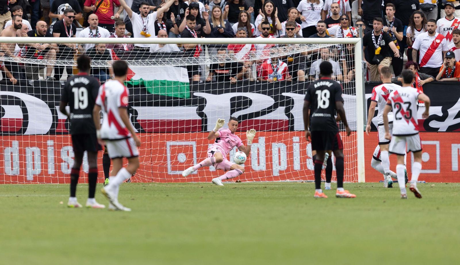 Vlachodimos repele el disparo de Pathé Ciss cuando los aficionados rayistas ya cantaban el gol.