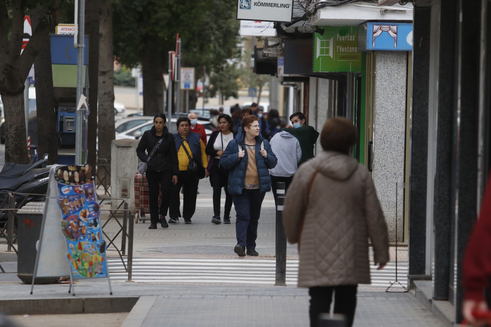 Vecinos de Valdeolleros caminan por una de sus calles.