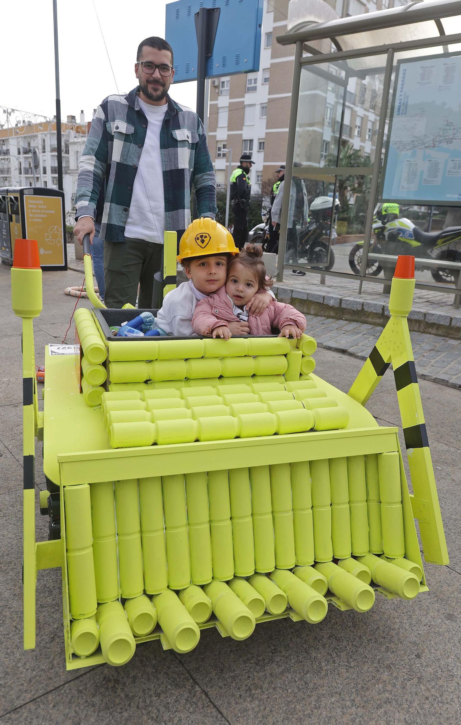 Búscate en las fotos del Arrastre de Latas 2025 en Algeciras