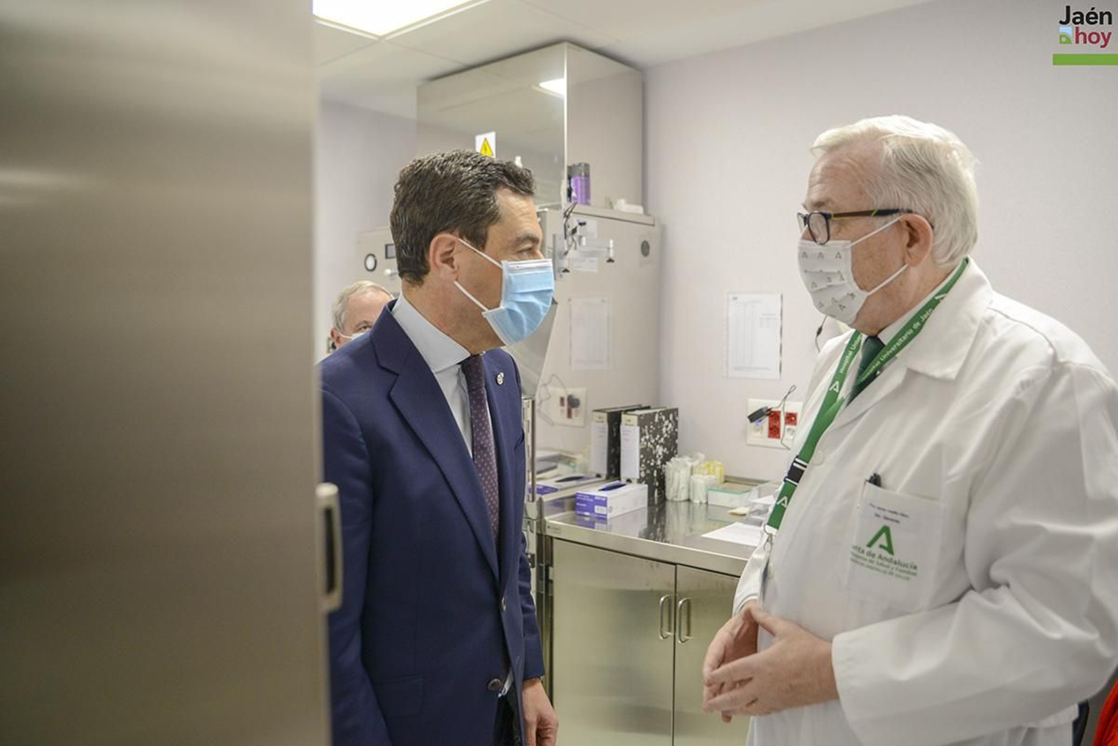 Juanma Moreno visita el nuevo PET-TAC y las dos gammacámaras del Hospital Universitario de Jaén