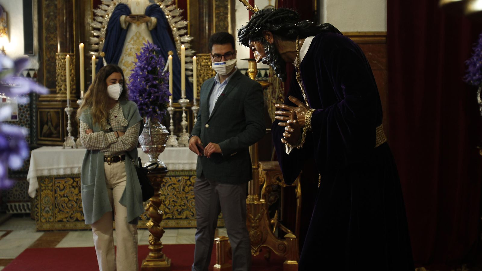 Los devotos se acercan al Nazareno de la O.