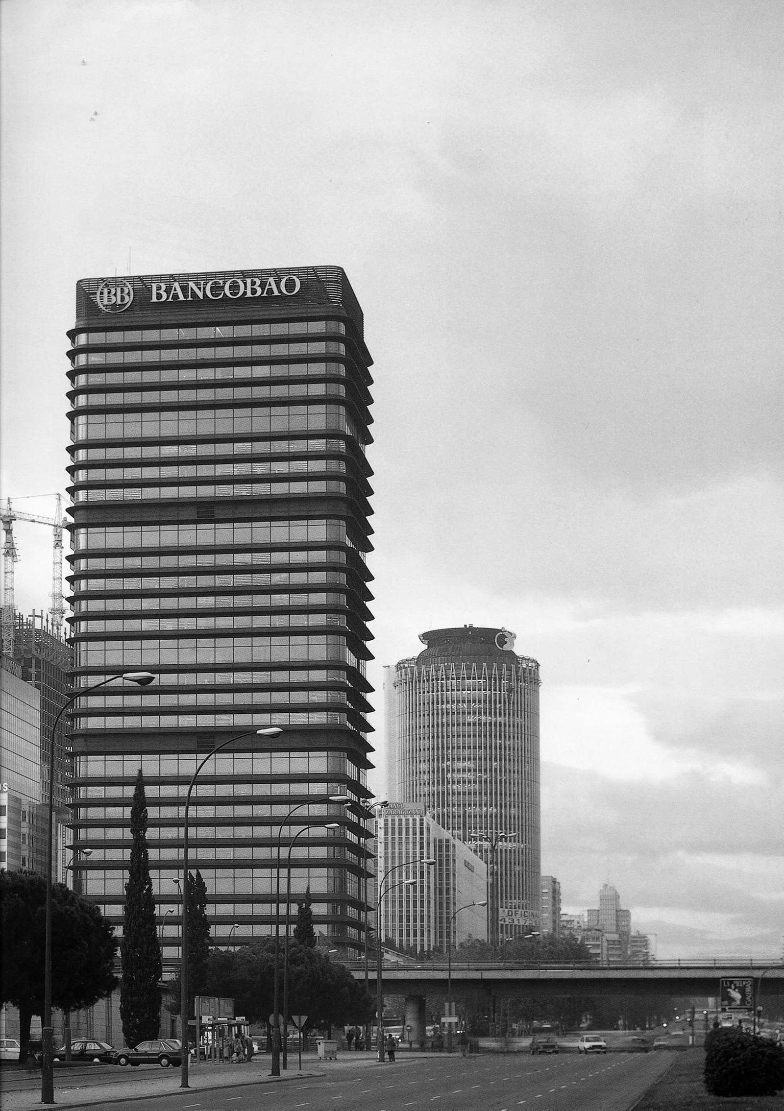 La sede del antiguo Banco de Bilbao, de Sáenz de Oíza, en Madrid. La sede del antiguo Banco de Bilbao, de Sáenz de Oíza, en Madrid.