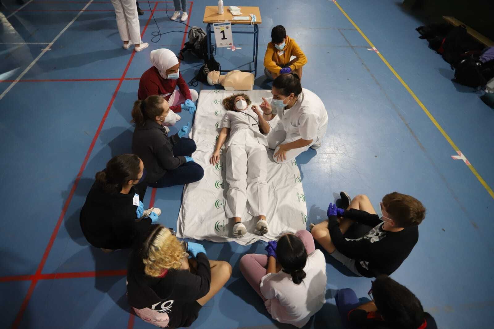 Formación a estudiantes de Huelva en uno de los #cardiomaratones061 para actuar ante una parada cardiaca.