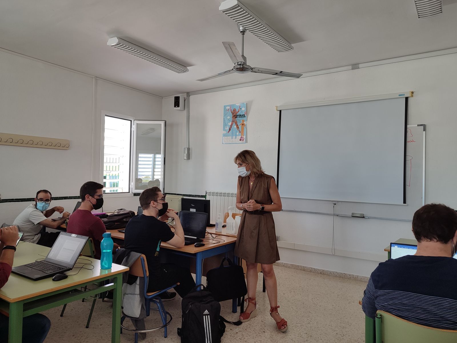 La delegada de Educación en su visita al instituto Francisco de los Ríos.