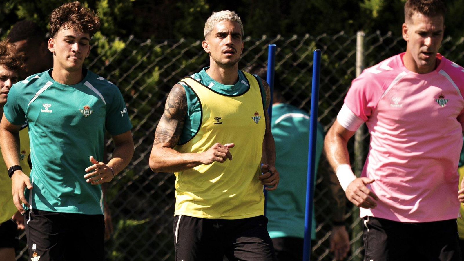 Bartra se ejercita con sus compañeros en la pasada concentración de Almancil.