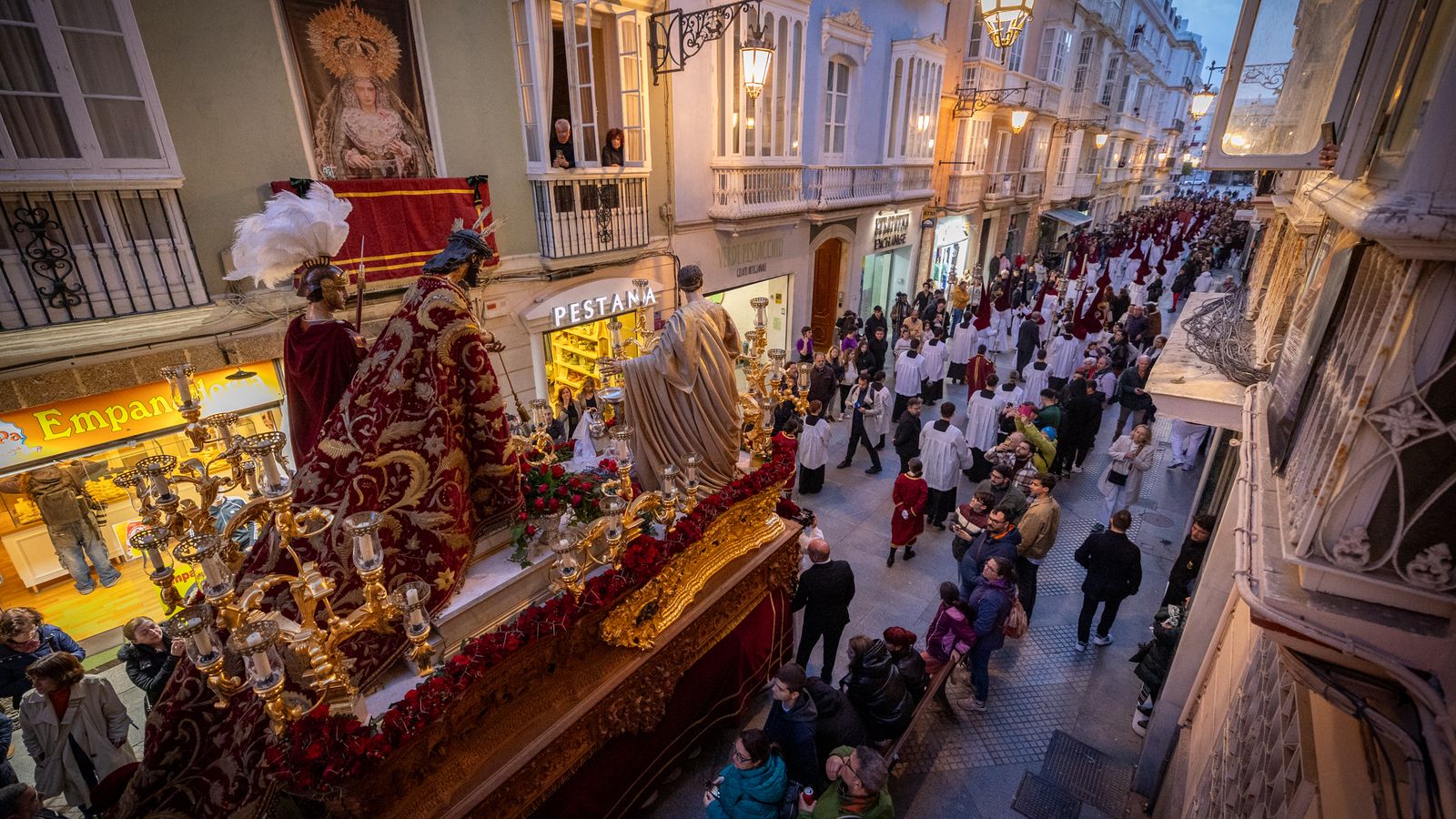 Las imágenes de la archicofradía de Ecce Homo en la Semana Santa de Cádiz de 2024