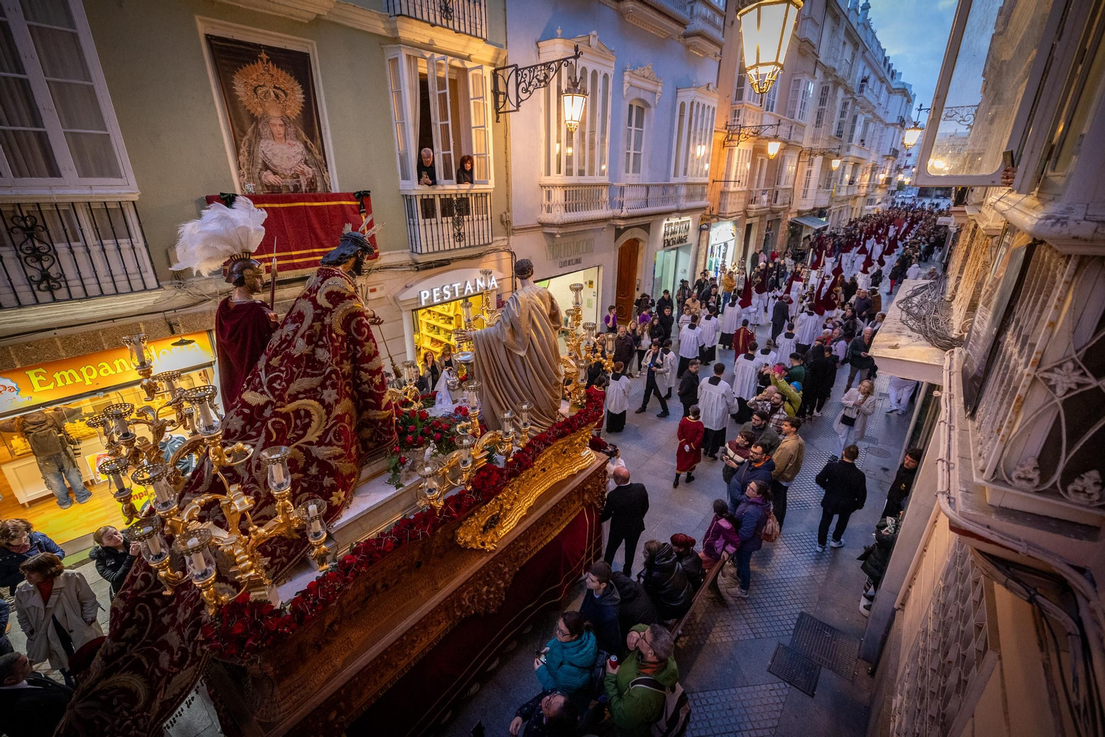 Las imágenes de la archicofradía de Ecce Homo en la Semana Santa de Cádiz de 2024