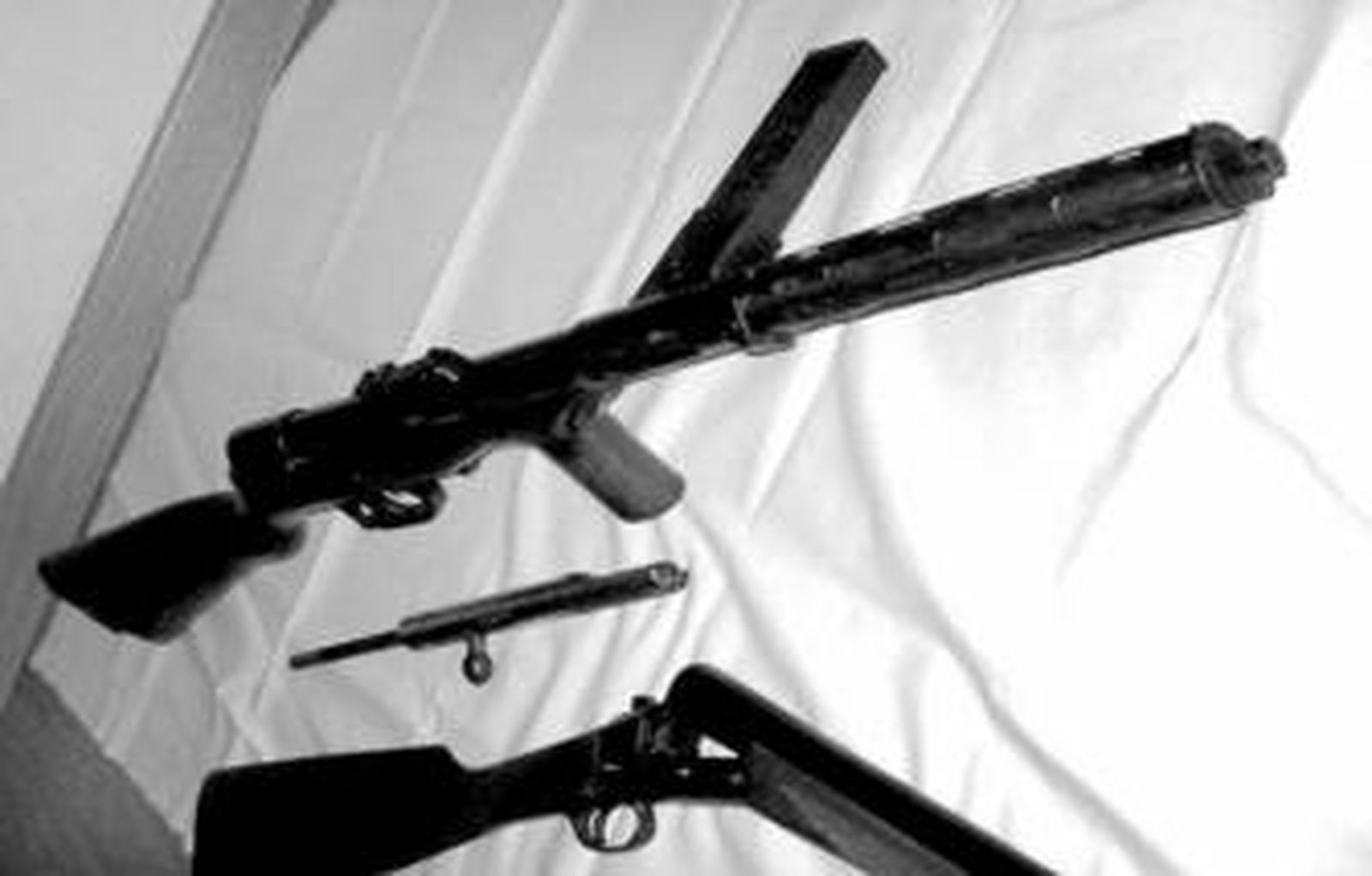 1. Armas antiguas supuestamente utilizadas por el grupo falangista que pretendía dar la impresión de una organización con una estructuras permanente, aunque sus actividades resultaron hasta grotescas. 2. Uno de los murales con la figura de José Antonio Primo de Rivera, cuya ideología supuestamente inspiraba a los integrantes de la UFA. 3. Portada de la revista 'Almería Semanal' en uno de cuyos números aparecieron los integrantes de la UFA y que dio origen a una operación policial que se saldó con ocho detenidos, que fueron puestos en libertad.