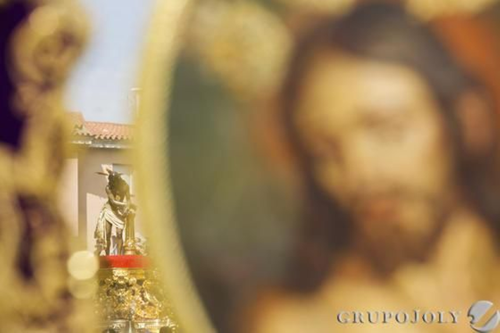 Crucifixión, Gitanos, Dolores del Puente, Pasión, Estudiantes y Cautivo protagonizaron una jornada en claroscuro./ Javier Albiñana