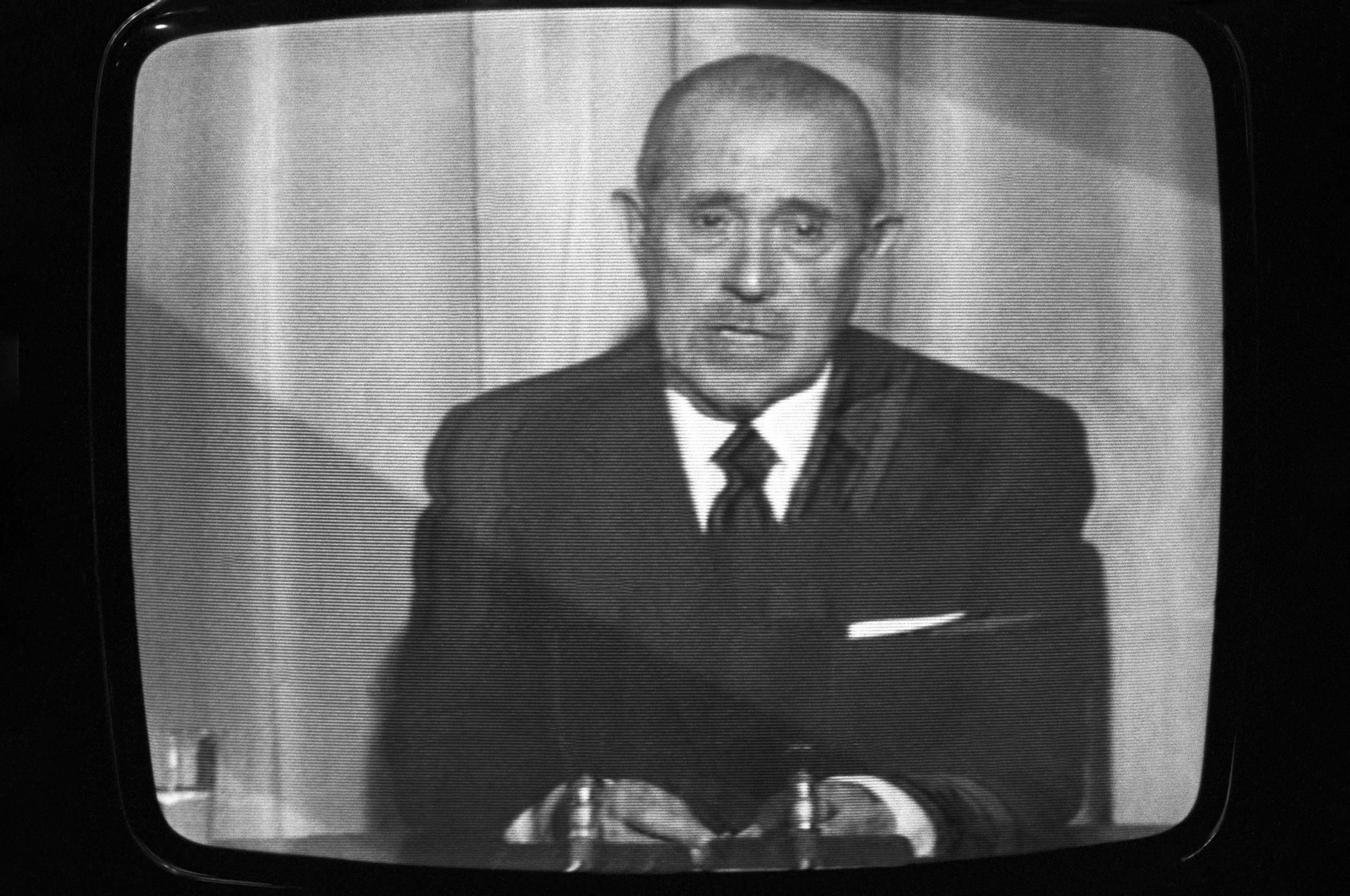 Carlos Arias Navarro anuncia la muerte de Franco el 20-N a las 10 de la mañana..