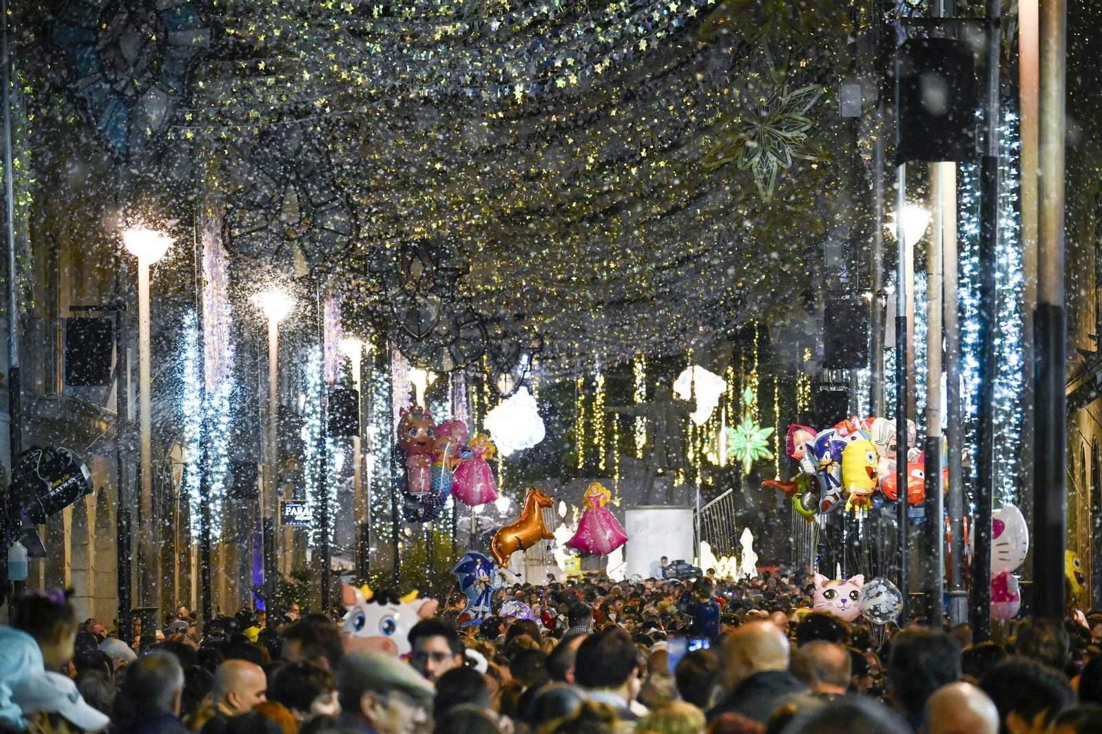 Imágenes de la nevada y alumbrado navideño en Huelva