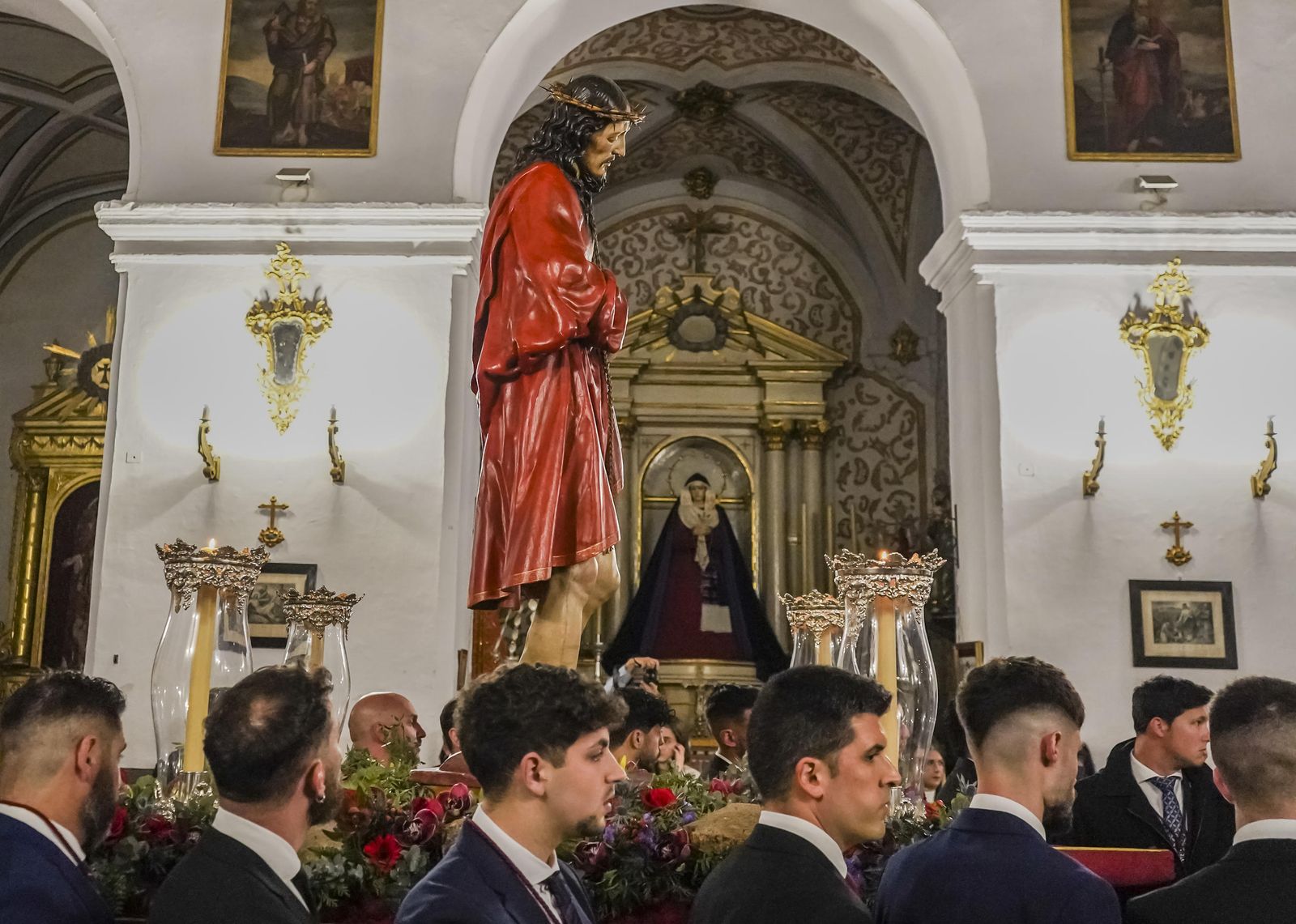 El Señor de la Sentencia, en vía crucis, a los pies de la Alhambra