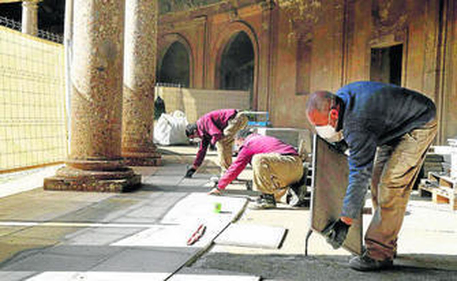 Los encargados de los obras en el Palacio de Carlos V ya han empezado a cambiar el pavimento.