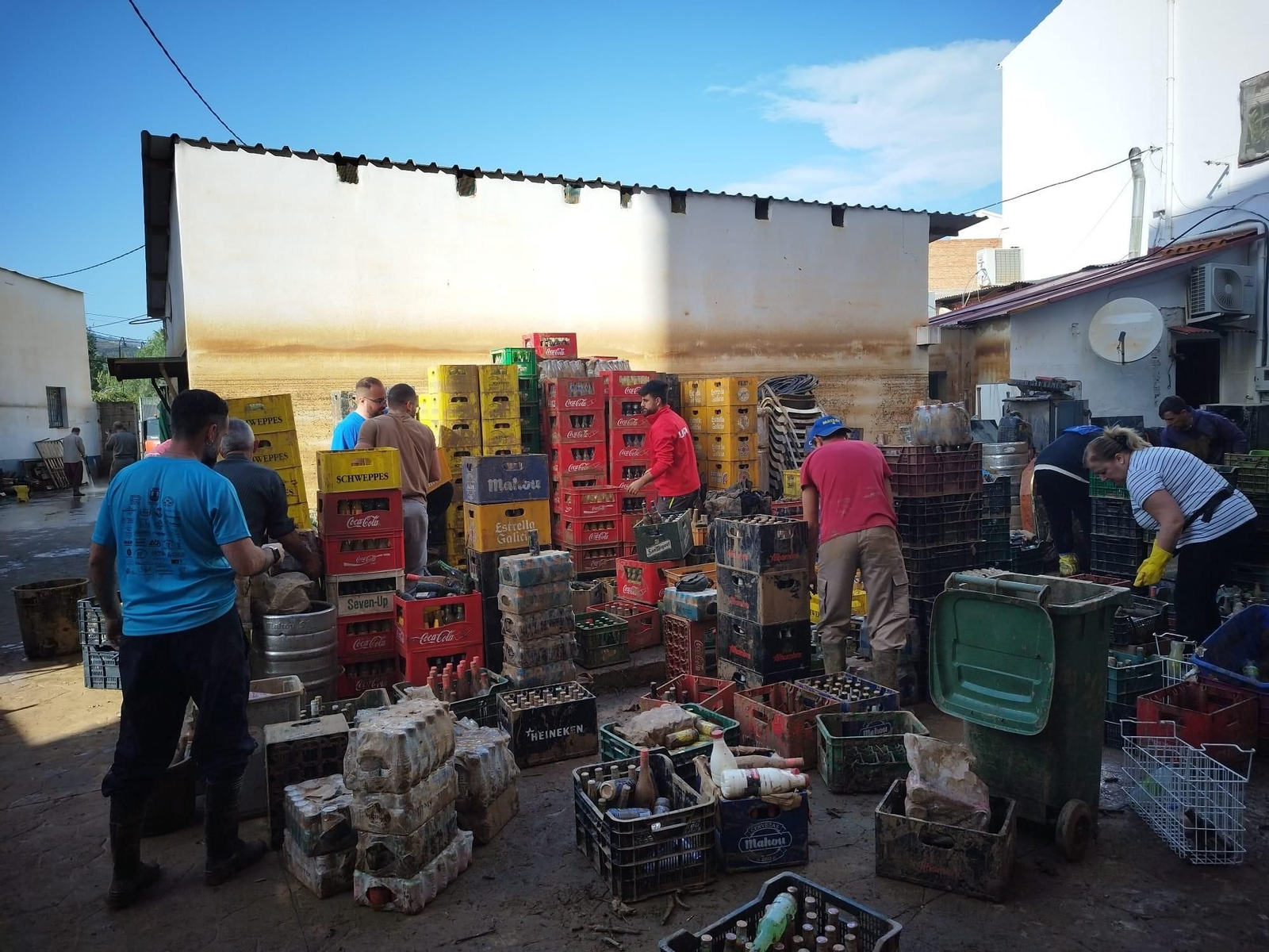 Los voluntarios de la DANA: decenas de personas limpian las calles de Benamargosa (fotos)
