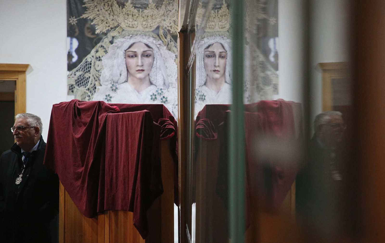 Fotos de la exposición de enseres cofrades en La Línea