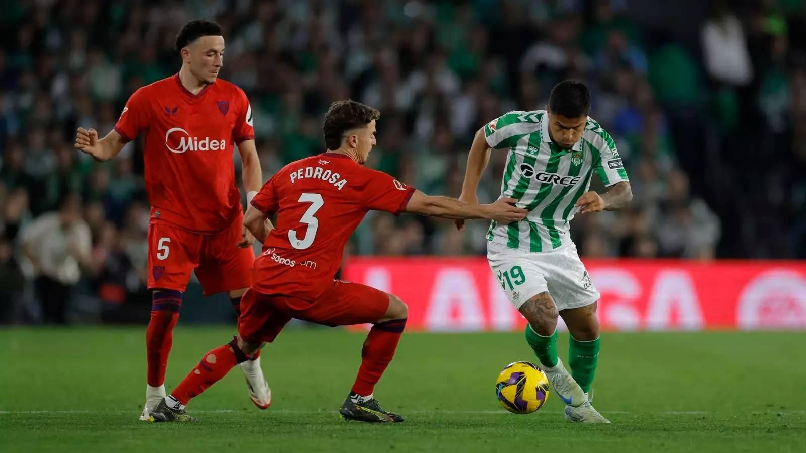 Cucho Hernández ante Pedrosa  y Vargas en el último derbi liguero