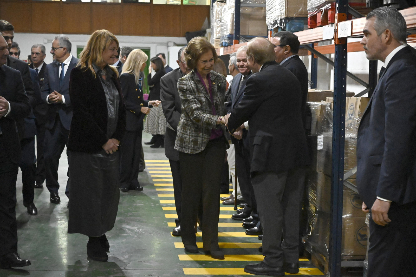La Reina Sofía visita el Banco de Alimentos de Huelva, en imágenes