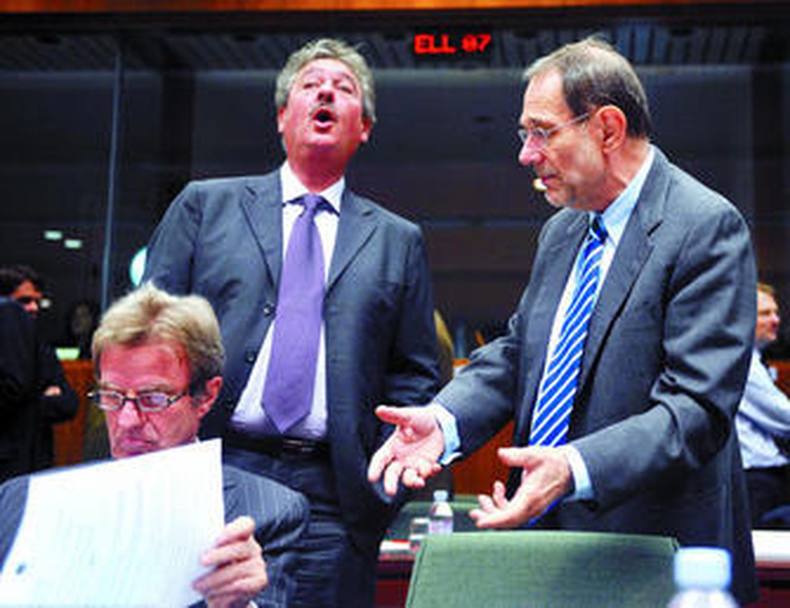 Javier Solana habla con los cancilleres francés, Kouchner (sentado), y luxemburgués, Asselborn.