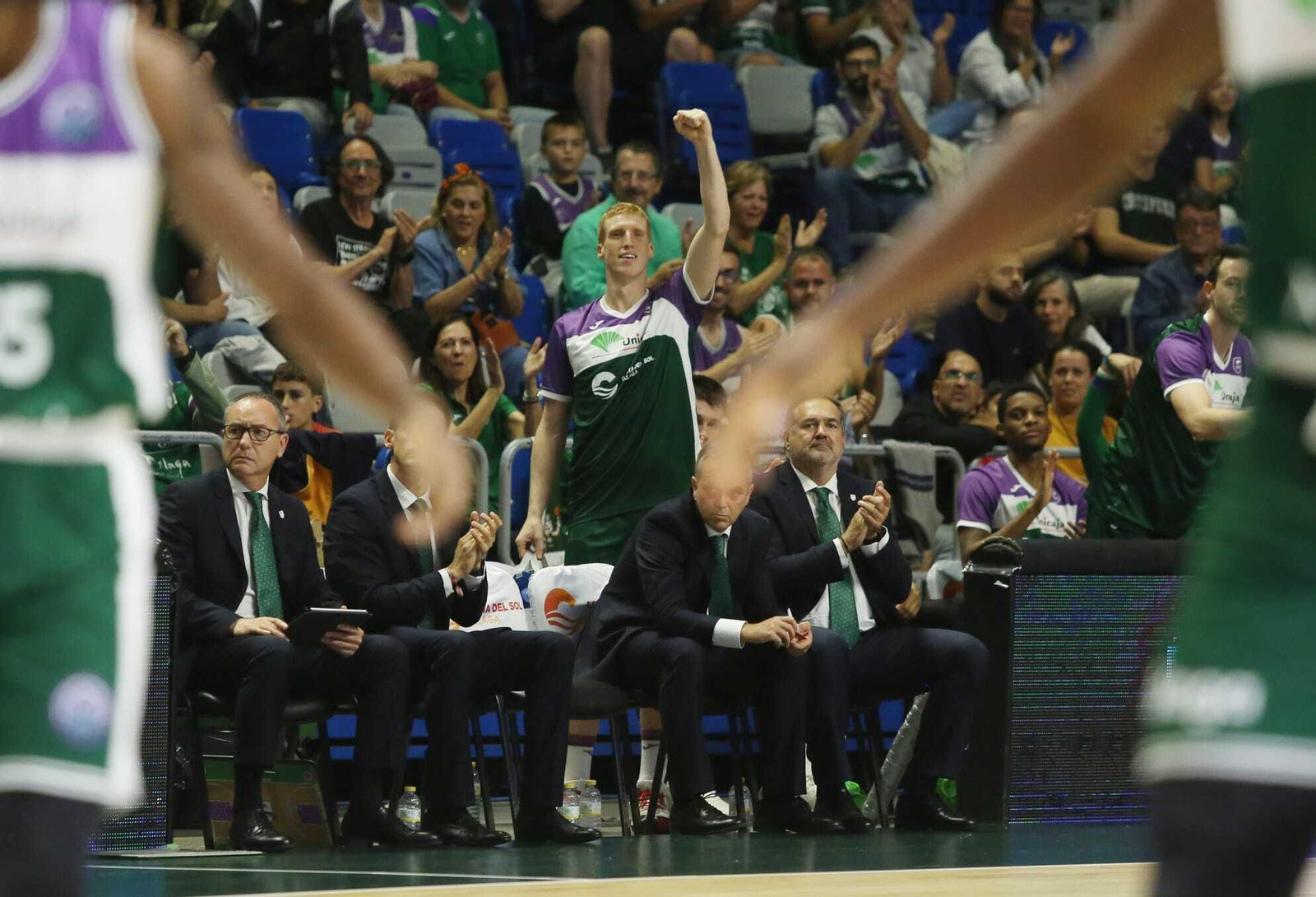Alberto Díaz celebra una acción desde el banquillo.