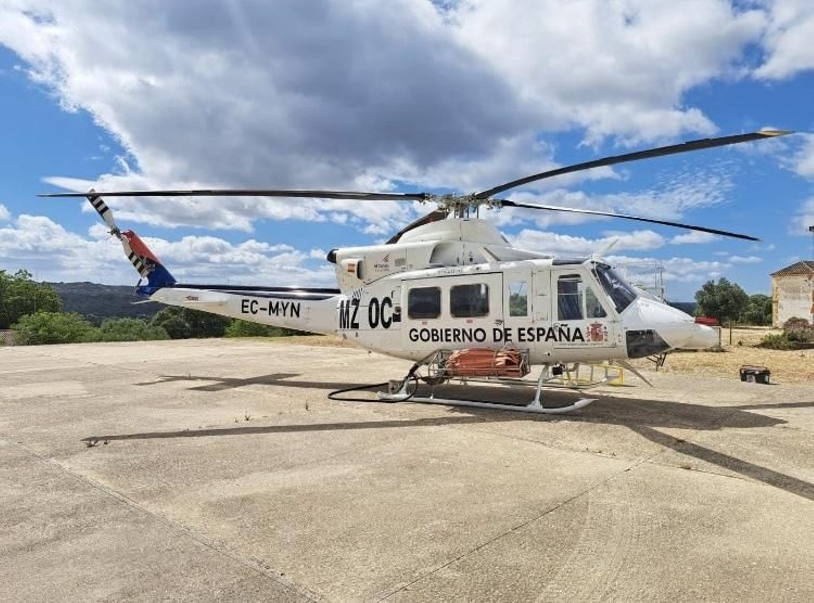 El helicóptero Bell-412, en la base de la Almoraima en Castellar. El helicóptero Bell-412, en la base de la Almoraima en Castellar.