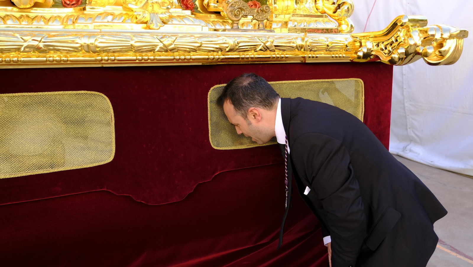 Coronación desaría al viento en su estación de Penitencia