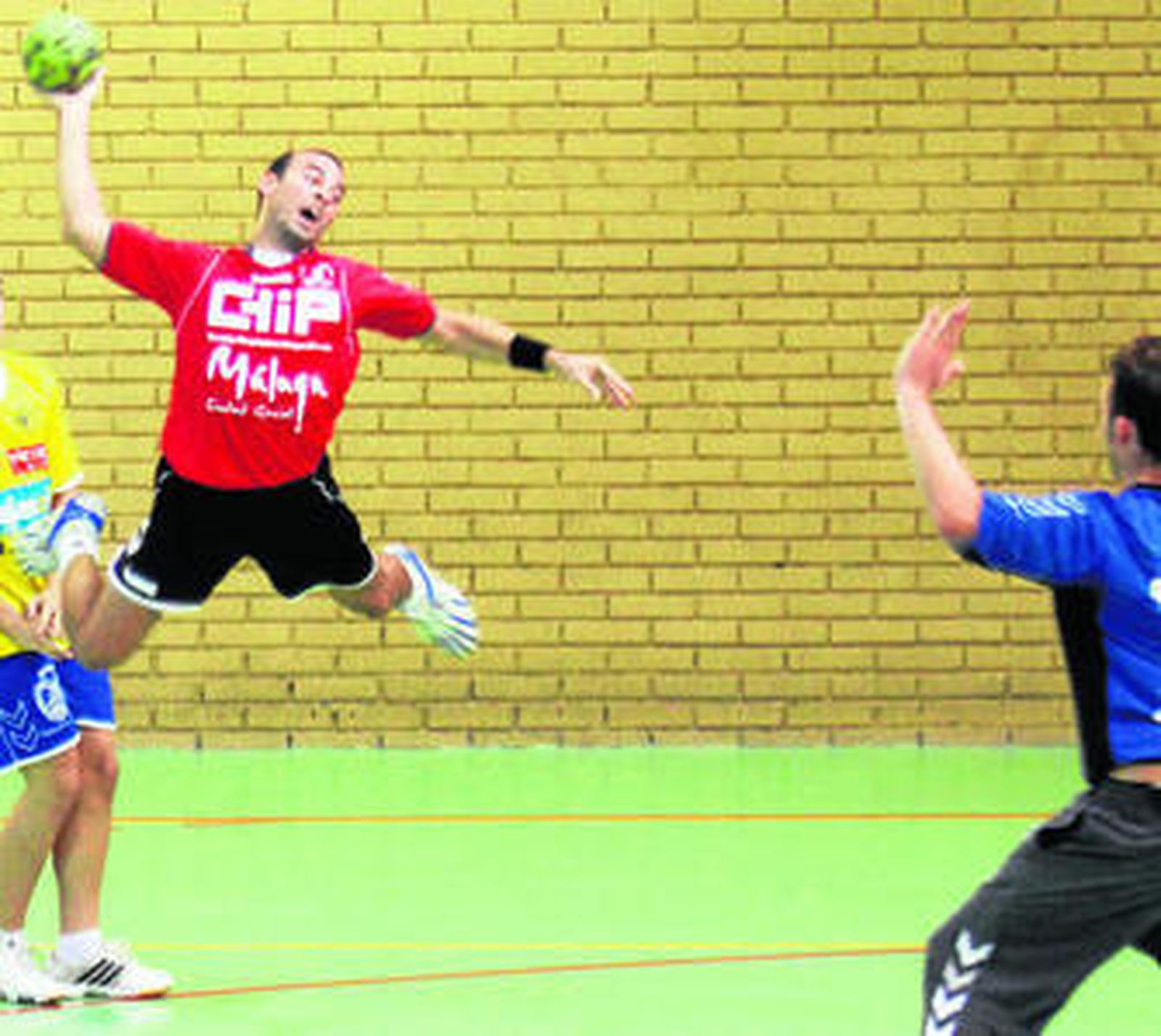 Un jugador del Chip Malagueta prueba el disparo, ayer.