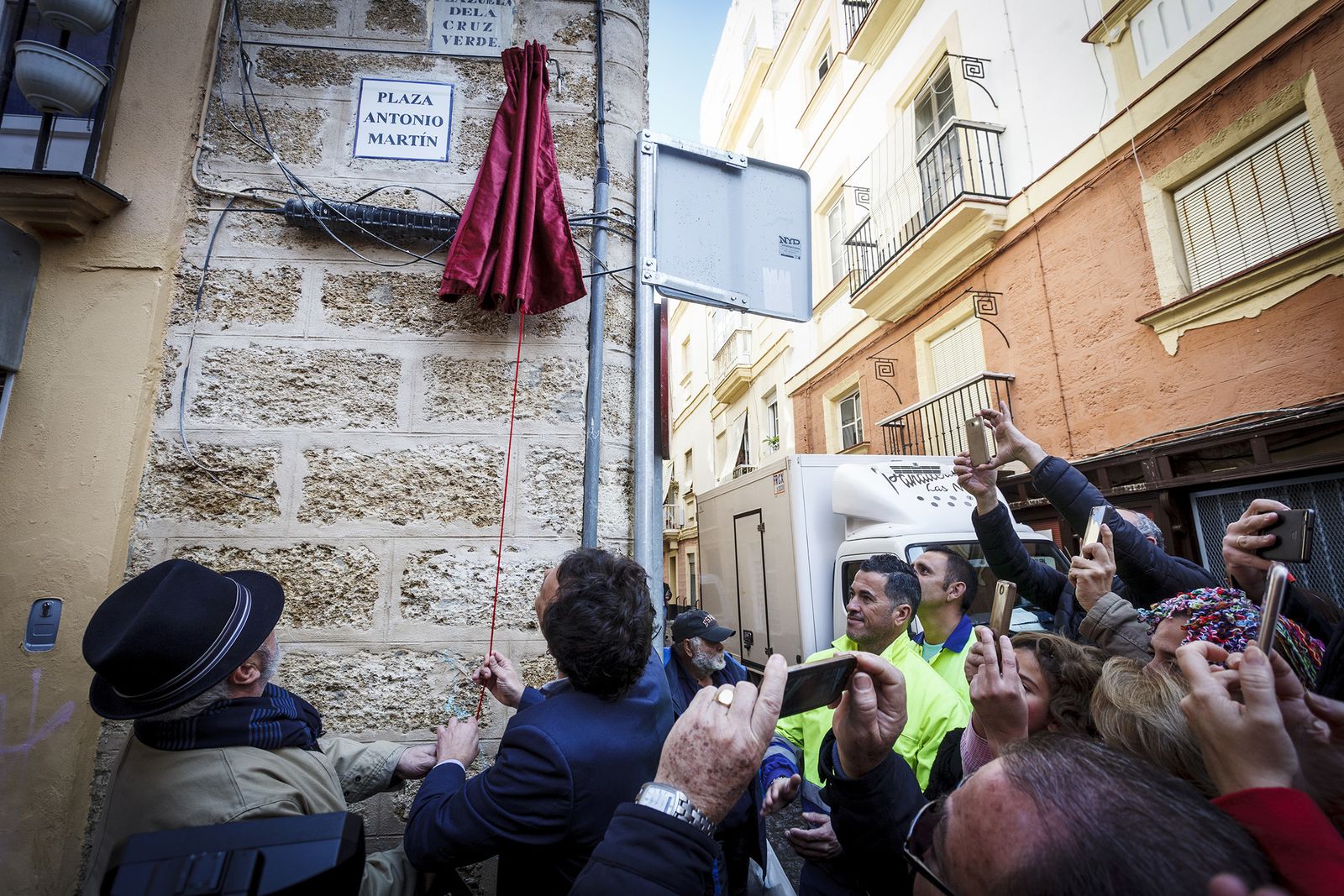Antonio Martín junto al alcalde de Cádiz, José María González, durante el descubrimiento de la nueva calle que lleva ya el nombre del autor de carnaval.