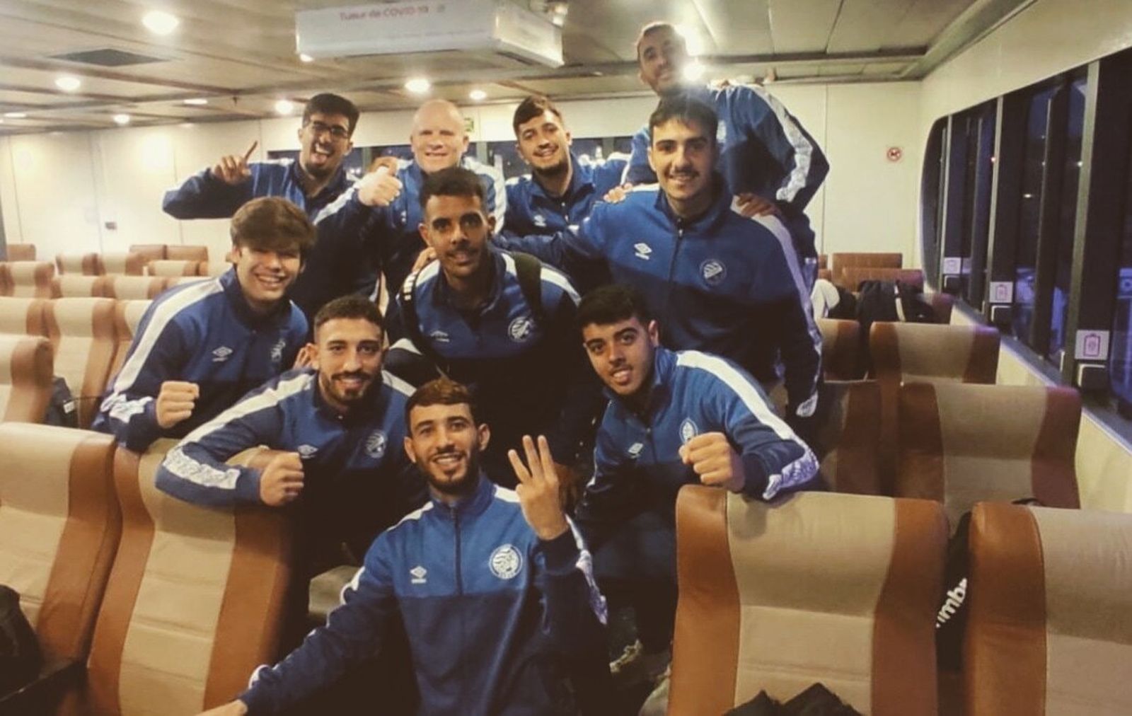 Los jugadores del Toyota Nimauto celebran la victoria en el ferry de regreso a la península.