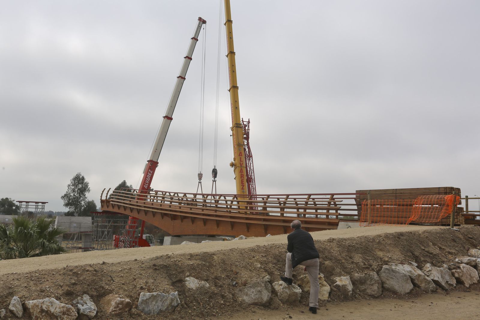 Fotos de las obras de la pasarela del río Guadalhorce en Málaga
