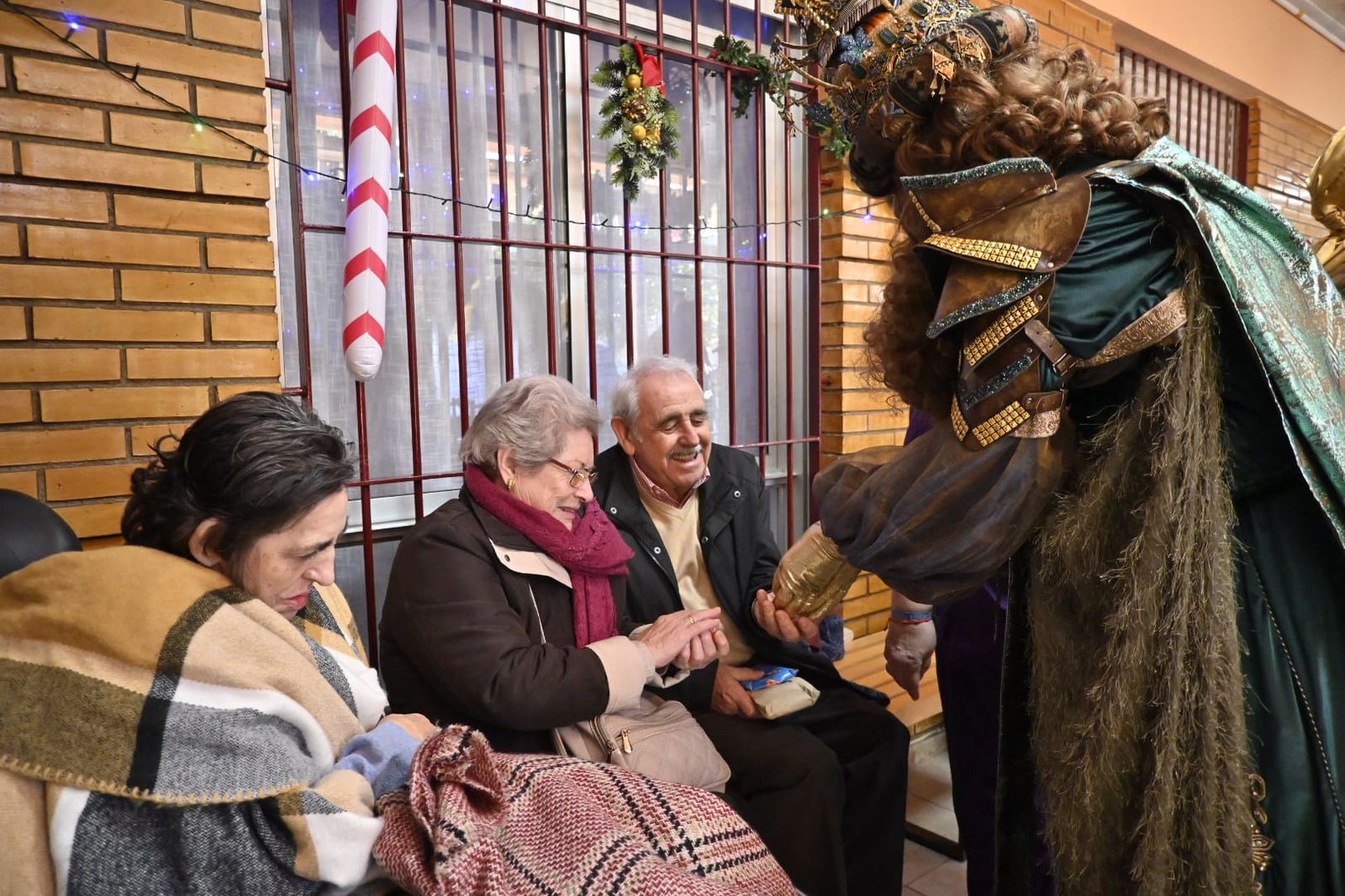 Las fotos más tiernas de la visita de los Reyes Magos a los ancianos de Huelva este 5 de enero