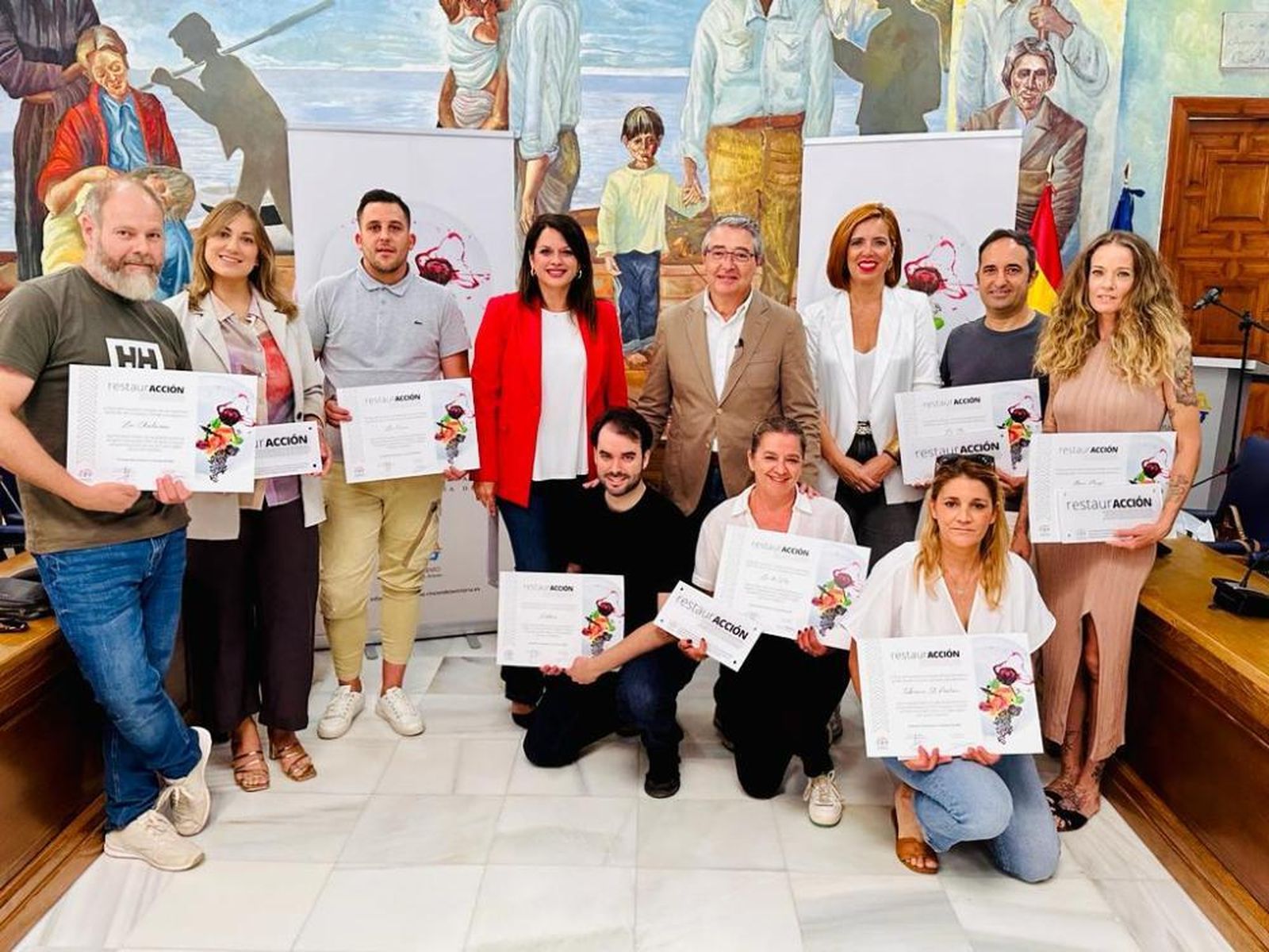 Francisco Salado, el alcalde en funciones, junto al equipo del programa RestaurACCIÓN