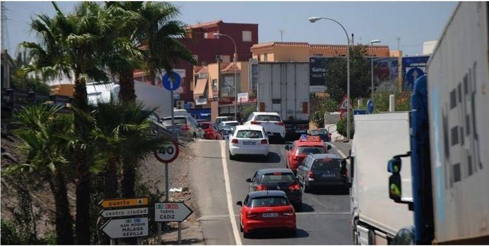Colas  en la salida de Algeciras en dirección a Tarifa por la N-340, en una imagen de archivo.