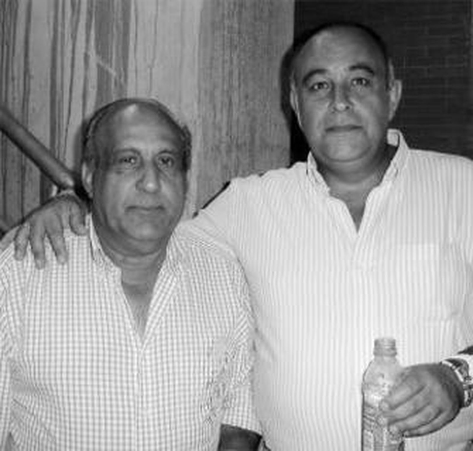 1. Miguel Angel del Pino y Cumbreño, antiguos jugadores del Recre, y Agustín Ortiz, con los niños Blas Quintero y Agustín Ortiz. 2. Gerardo Sánchez y Fina Ugidos. 3. Lucas Alcaraz con el doctor Antonio Fernández Jurado. 4. Los isleños Antonio Canela y Fran Estévez. 5. Carmen Nevado esposa del guardameta del Racing, Toño.