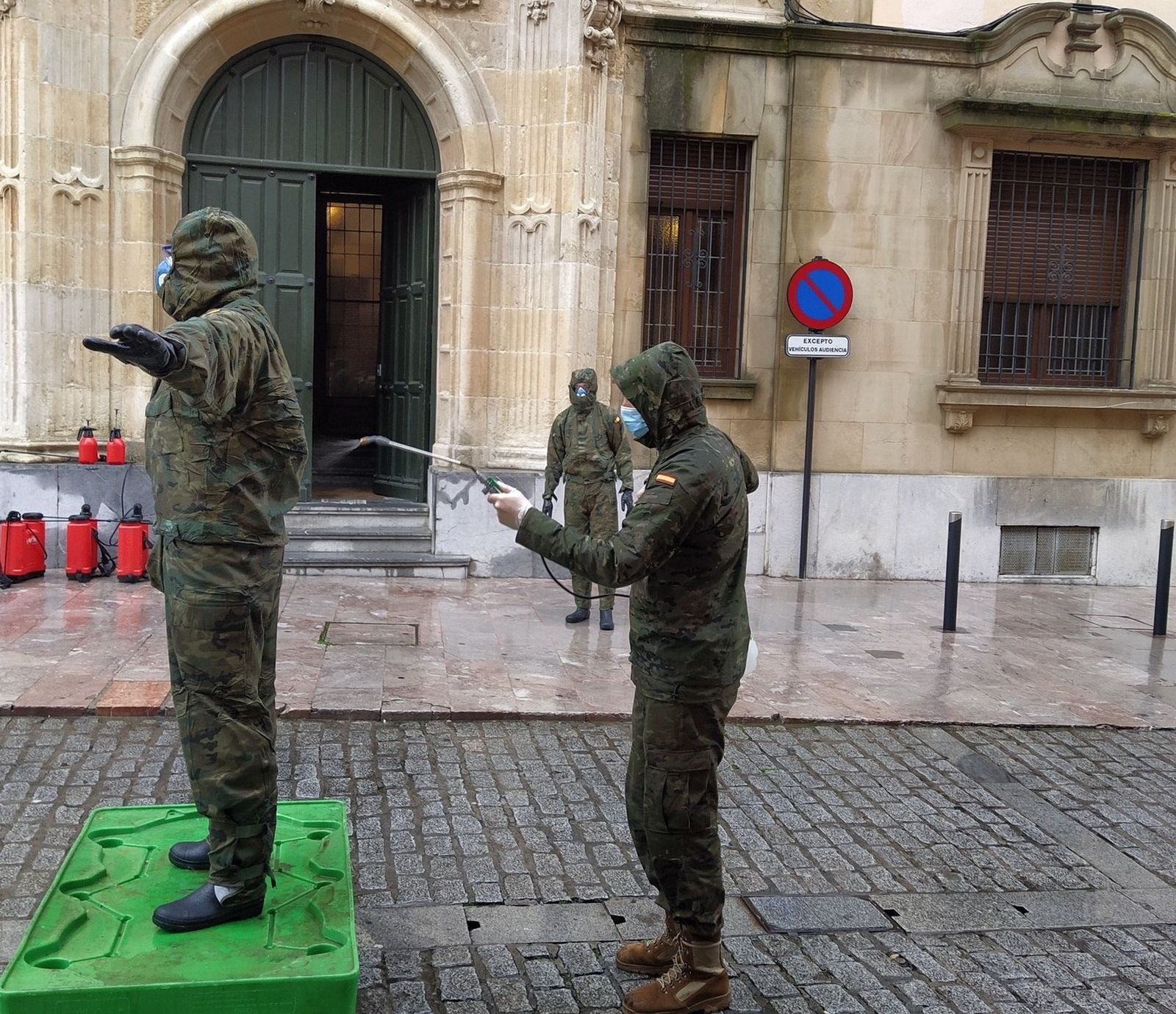 Tareas de limpieza en un juzgado.