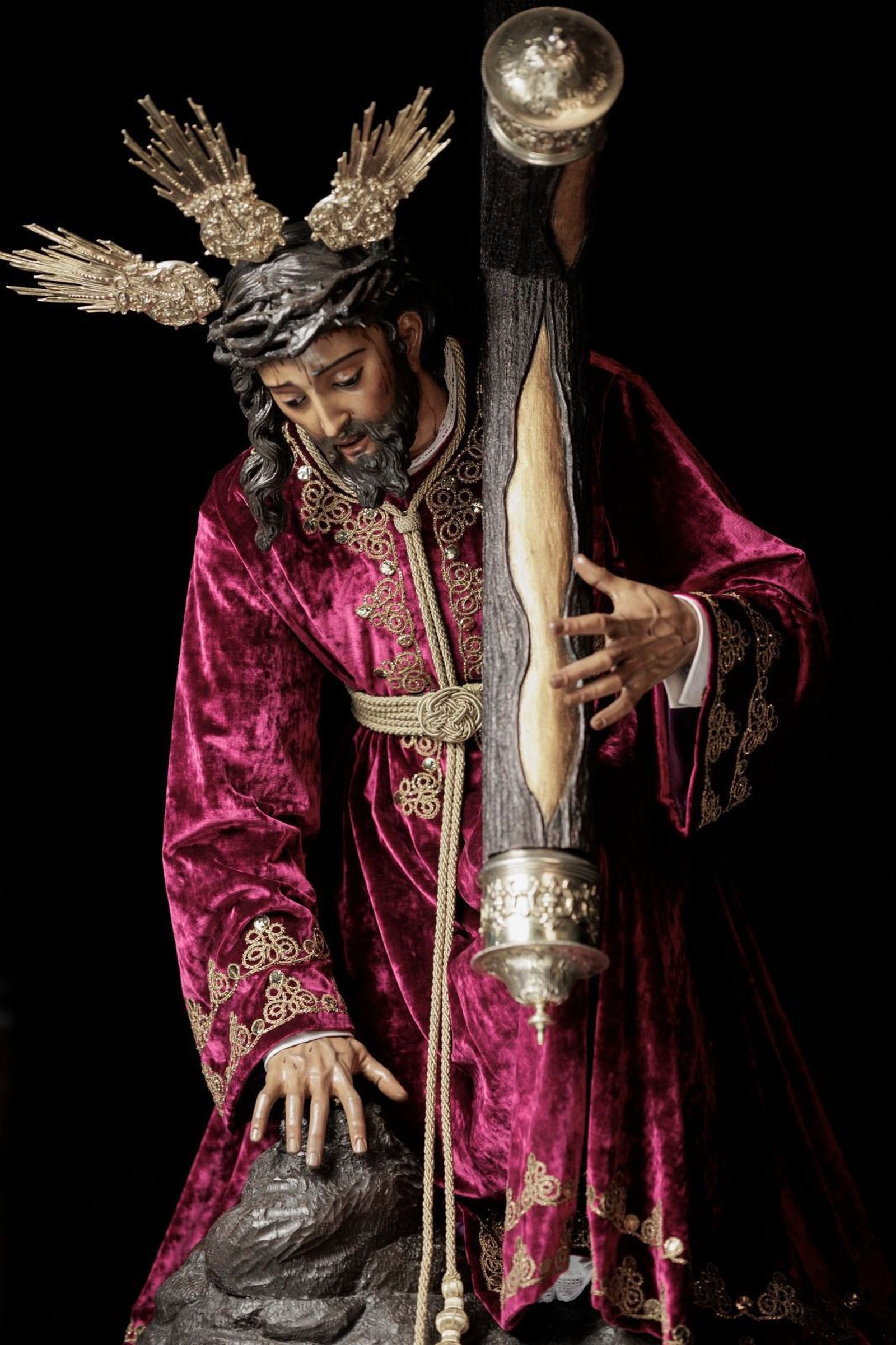 El Santísimo Cristo de las Tres Caídas con su nueva túnica bordada por 'Paquili'