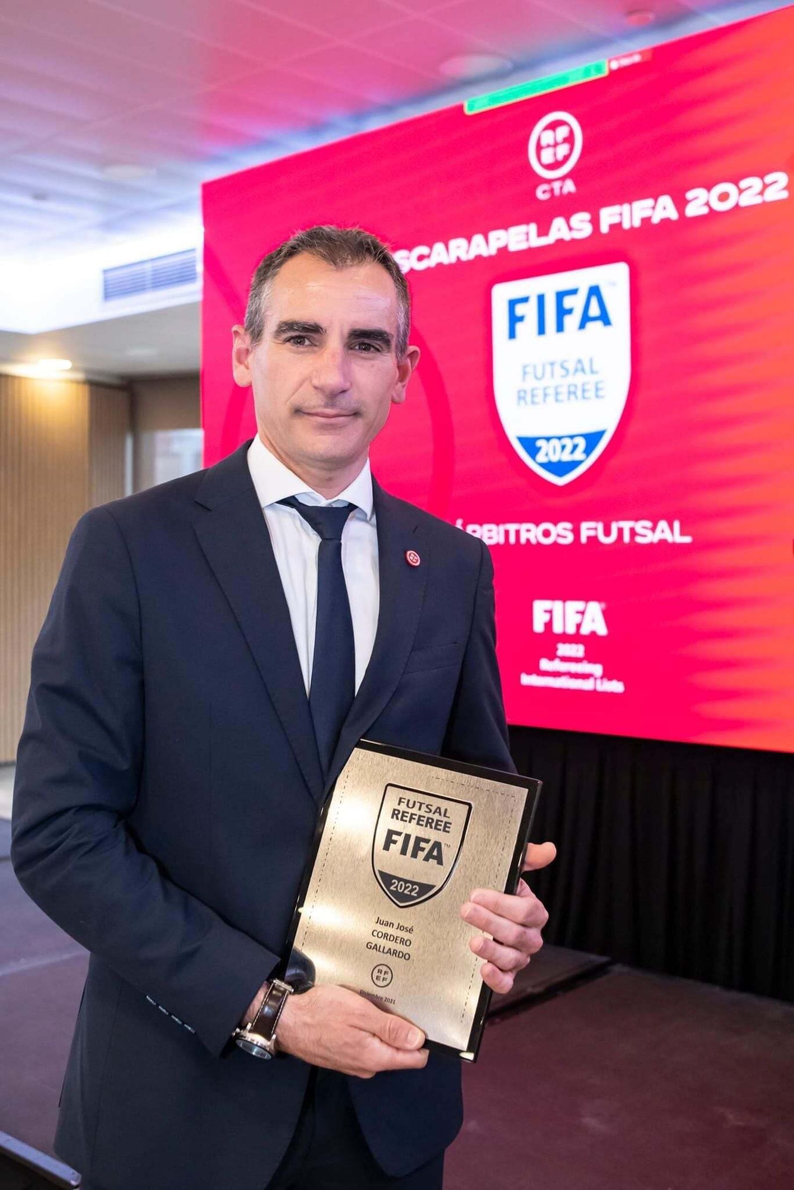 Con la Escarapela de la FIFA.