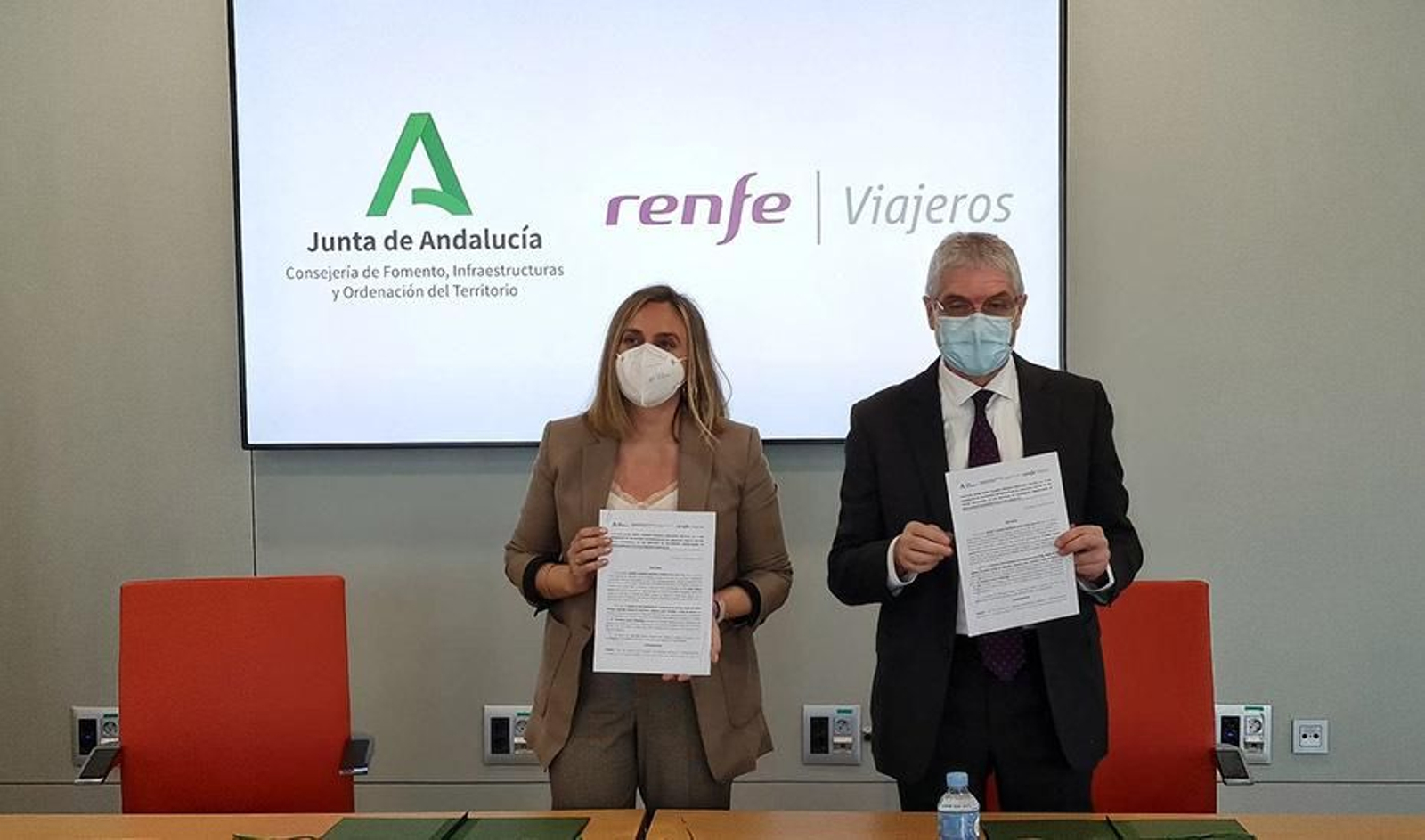 Firma del convenio entre la consejera de Fomento y el presidente de Renfe