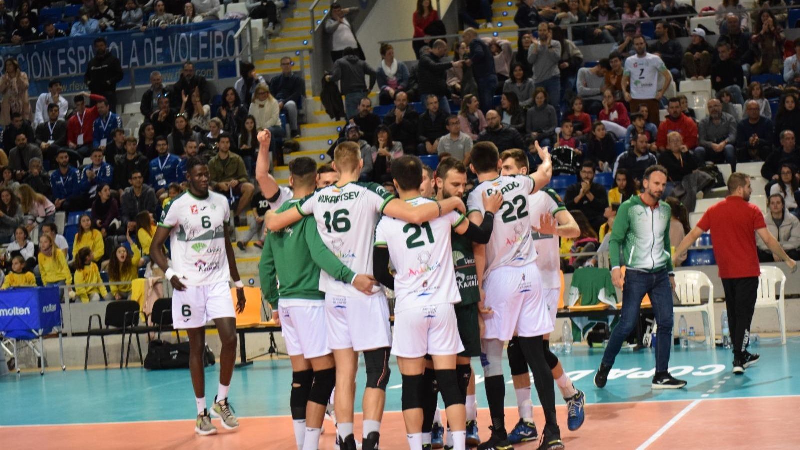 Jugadores ahorradores celebrando la victoria en Son Moix.