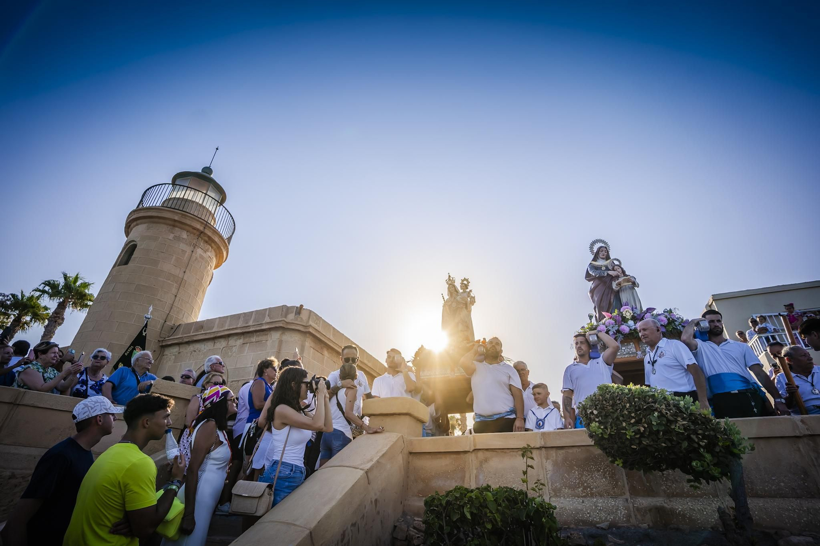 La procesión de la Virgen del Carmen y Santa Ana pone el broche final a las fiestas del Puerto de Roquetas