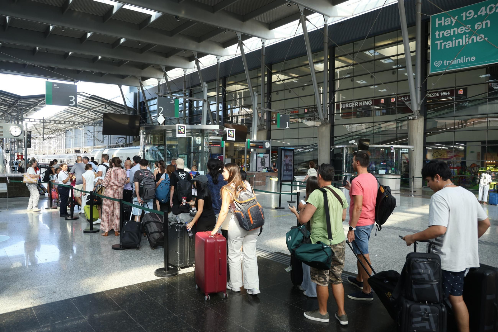 Así se ha vivido en María Zambrano los retrasos en los tren entre Málaga y Madrid, en imágenes